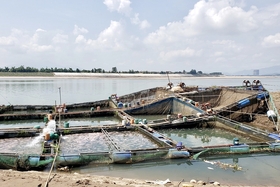 River water level drops, fish cage farmers face difficulties