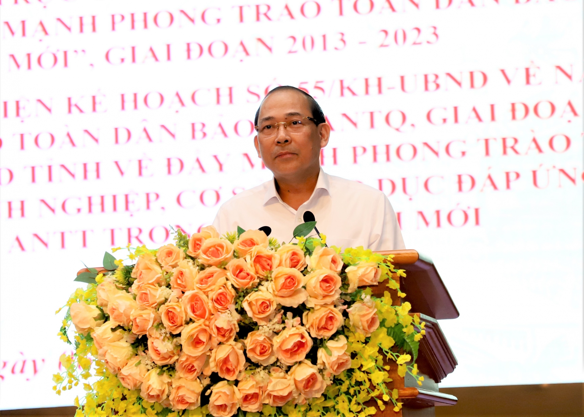 Vice Chairman of the Central Committee of the Vietnam Fatherland Front Hoang Cong Thuy spoke at the conference.