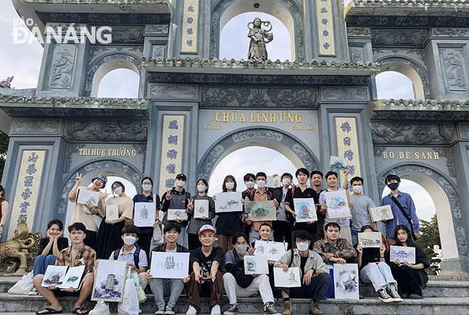 Members of the Urban Sketchers Club - DAU capture moments through sketches at Linh Ung Pagoda, Son Tra. Photo: NVCC
