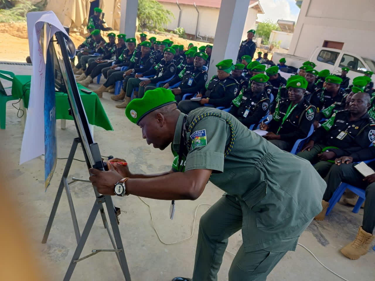 ATMIS cho biết khóa đào tạo đang diễn ra tại thủ đô Mogadishu sẽ giúp các sĩ quan quân đội Somalia bắt kịp với yêu cầu công việc và các hoạt động của phái bộ này tại quốc gia Đông Phi. (Nguồn: X)