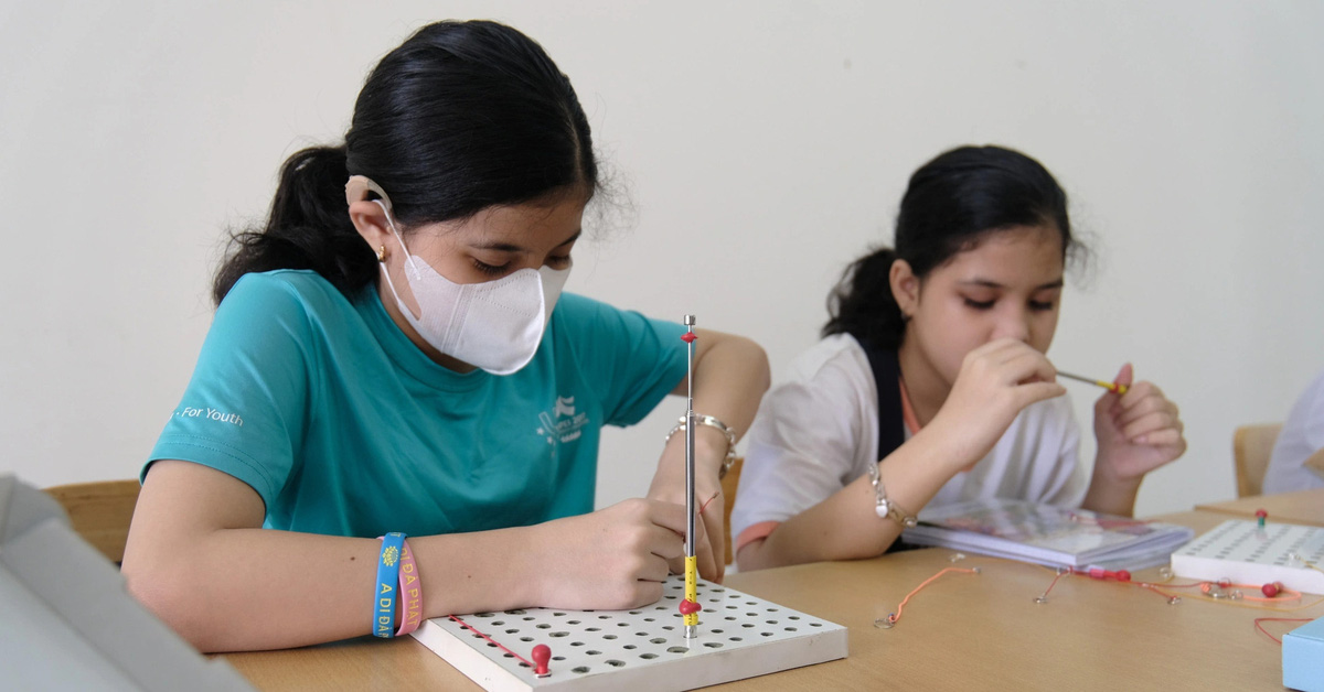 Teacher in Ho Chi Minh City makes math models for blind students