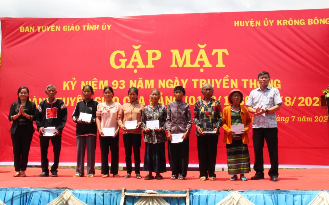 Leaders of the Provincial Party Committee's Propaganda Department presented gifts to families with revolutionary contributions in Cu Pui commune.