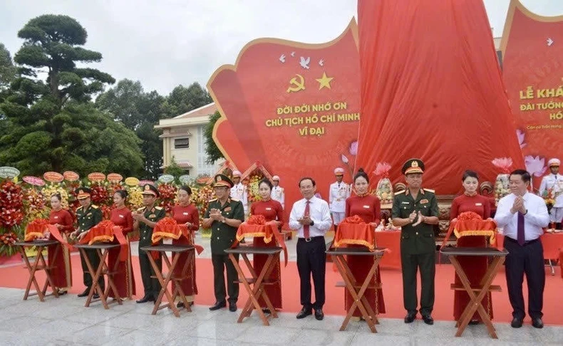 Ceremonia de inauguración del monumento conmemorativo del presidente Ho Chi Minh, foto 1