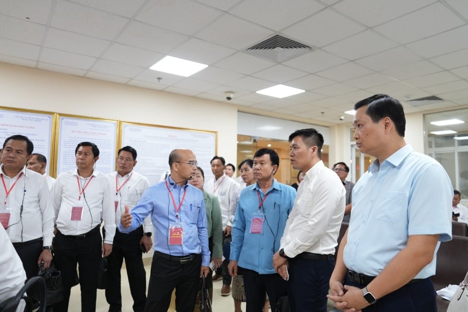 Delegation von Beamten aus Vientiane (Laos), die in der „One-Stop“-Abteilung des Bezirks Hoan Kiem arbeiten.