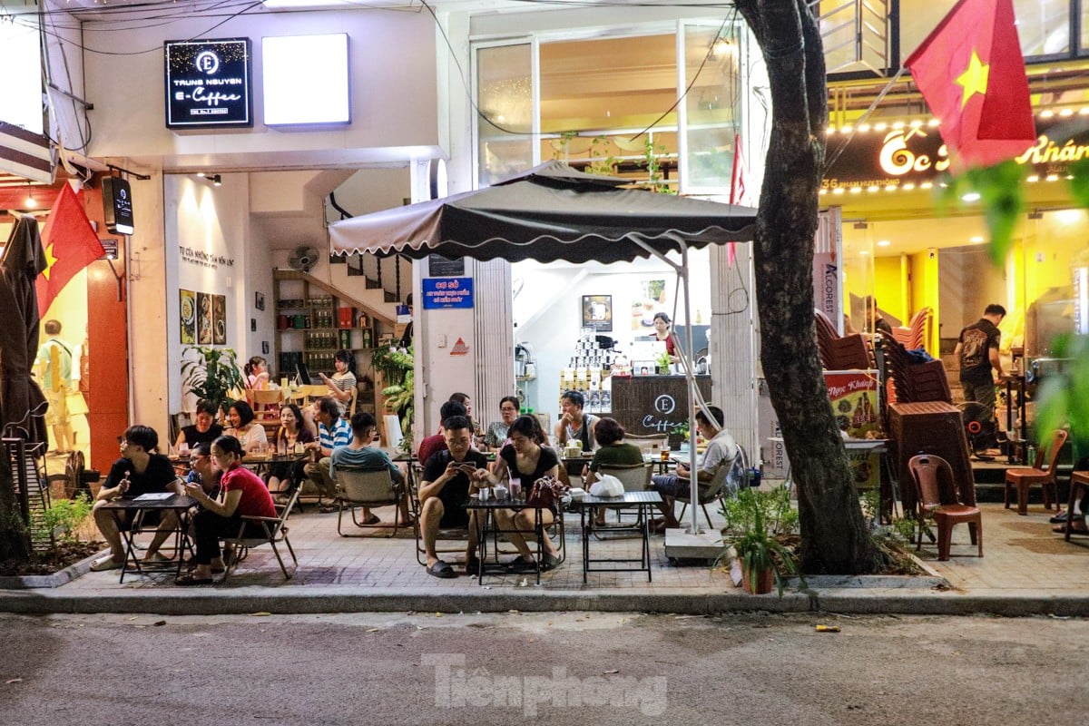 People spread mats and set up tables to drink coffee in the middle of Ngoc Khanh Lake walking street, photo 4