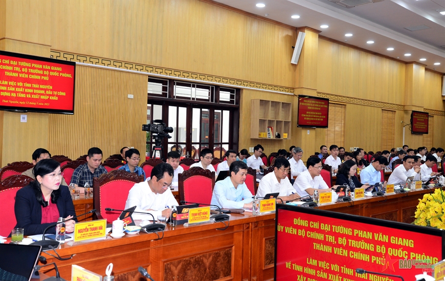 Provincial leaders and agencies, departments and branches of Thai Nguyen province at the working session.