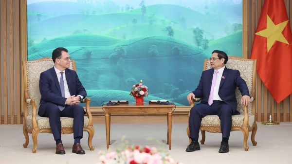 El Primer Ministro Pham Minh Chinh recibe al Ministro rumano de Economía, Empresa y Turismo