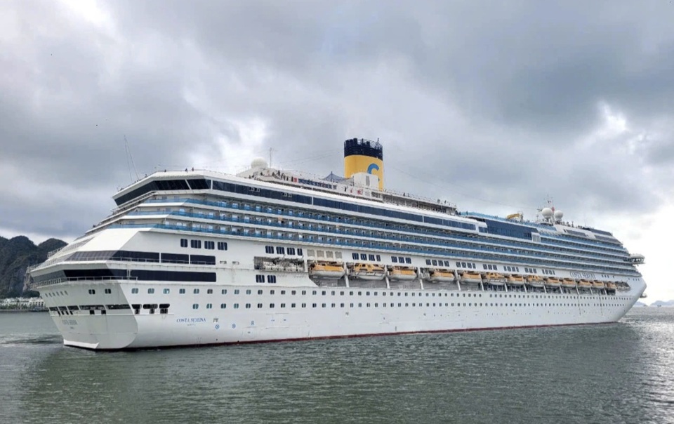 Un crucero atraca en el puerto internacional de Ha Long, Quang Ninh.