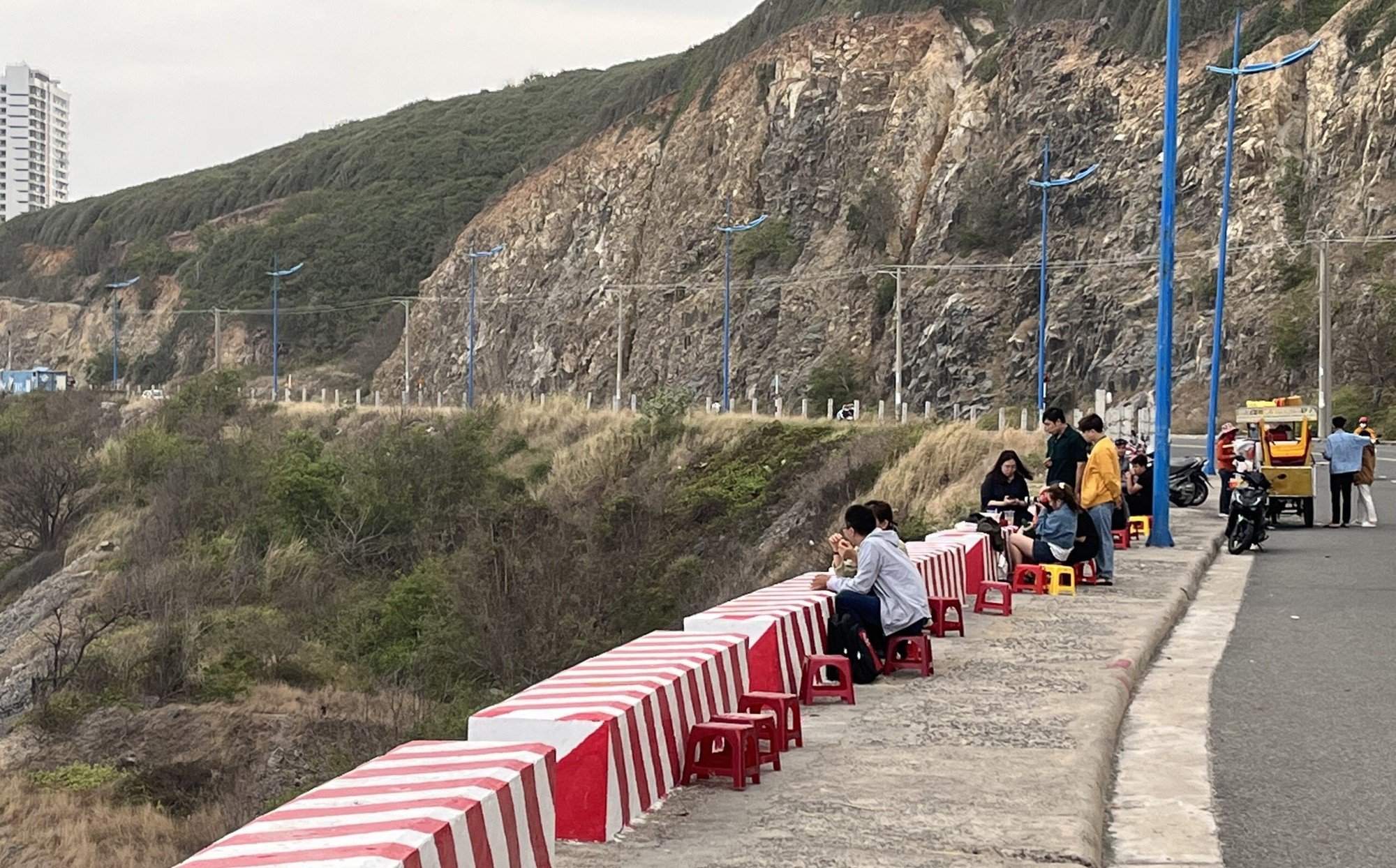 Nha Trang: Nhiều quán ăn tự phát mọc trên đèo Lương Sơn    - Ảnh 1.