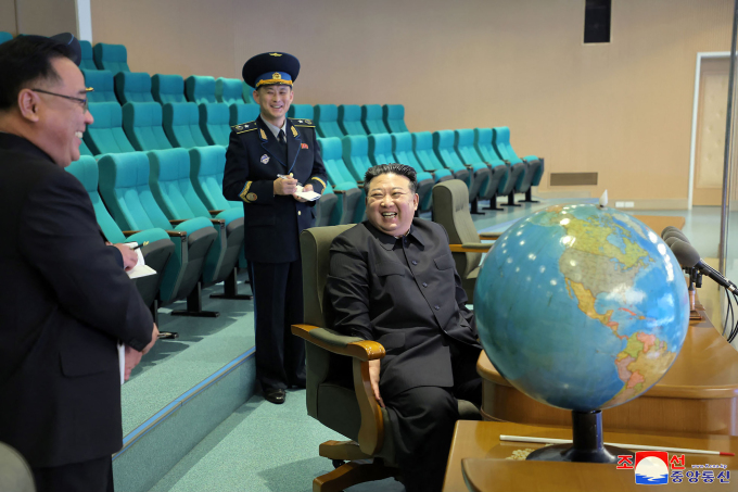 Le dirigeant Kim Jong-un au centre de contrôle de la NATA, le 24 novembre. Photo : KCNA