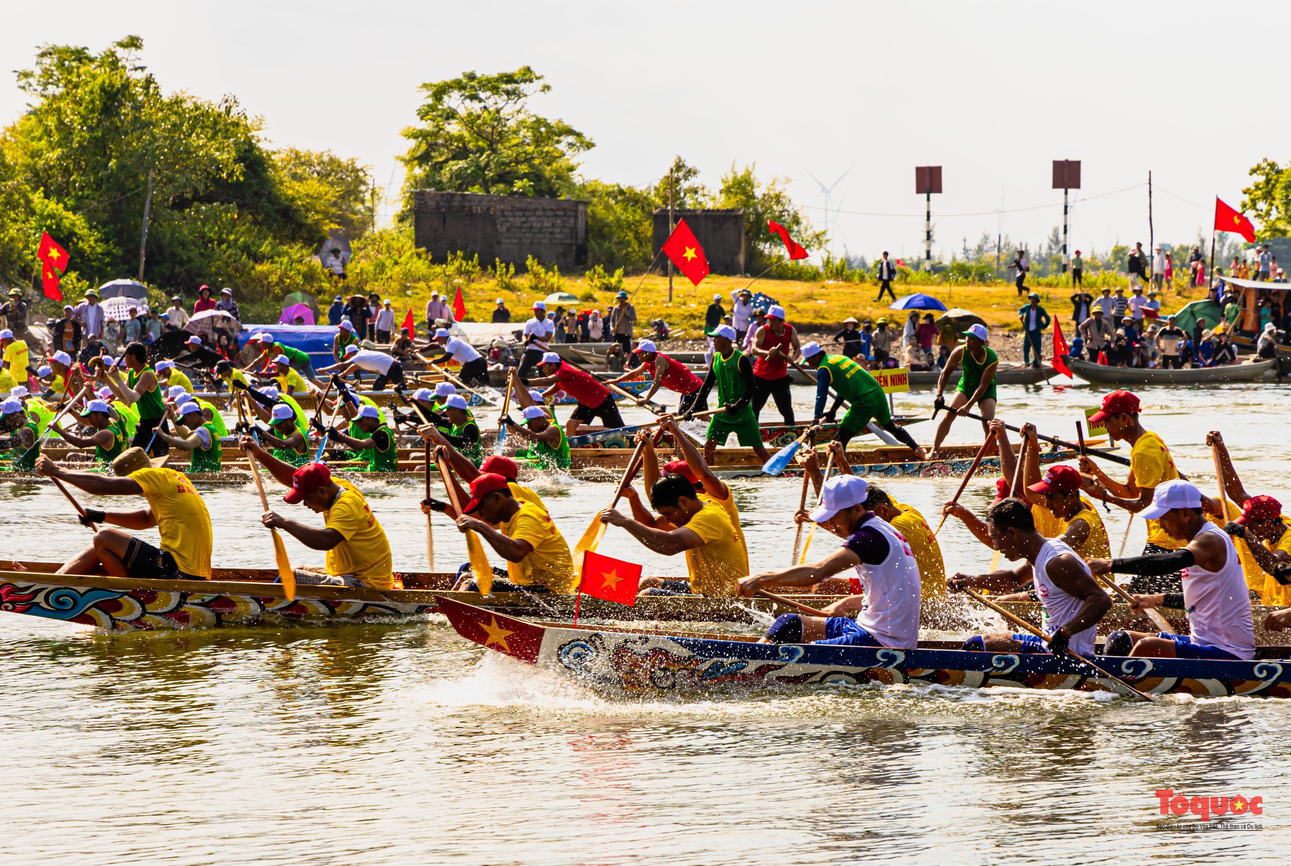 Hào hững lễ hội đua bơi cầu "mưa thuận gió hoà" trên dòng sông Nhật Lệ - Ảnh 7.