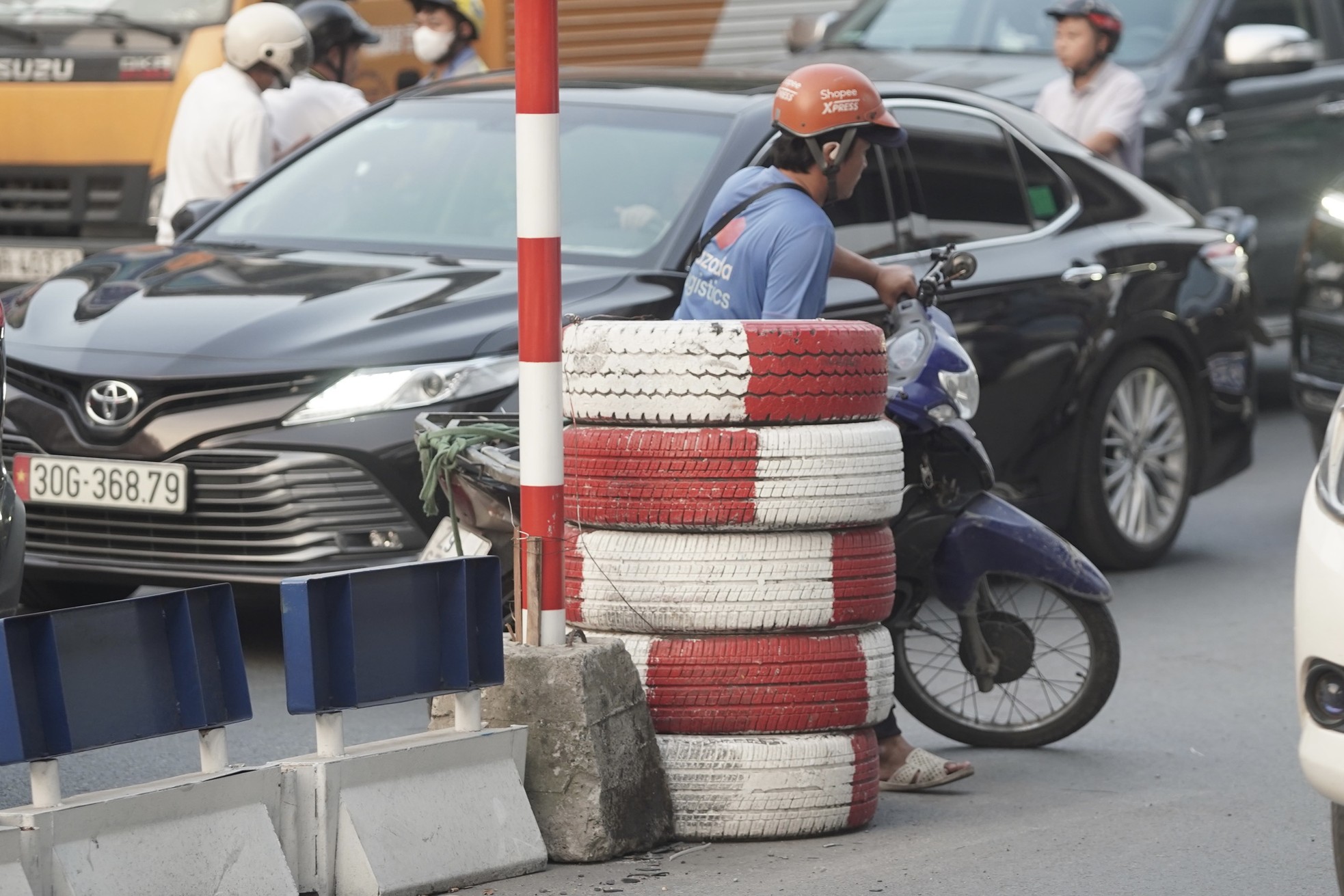 Horrifying scene of people risking their lives to 'cut' the front of a car, rushing through traffic to get into Thanh Xuan underpass photo 15