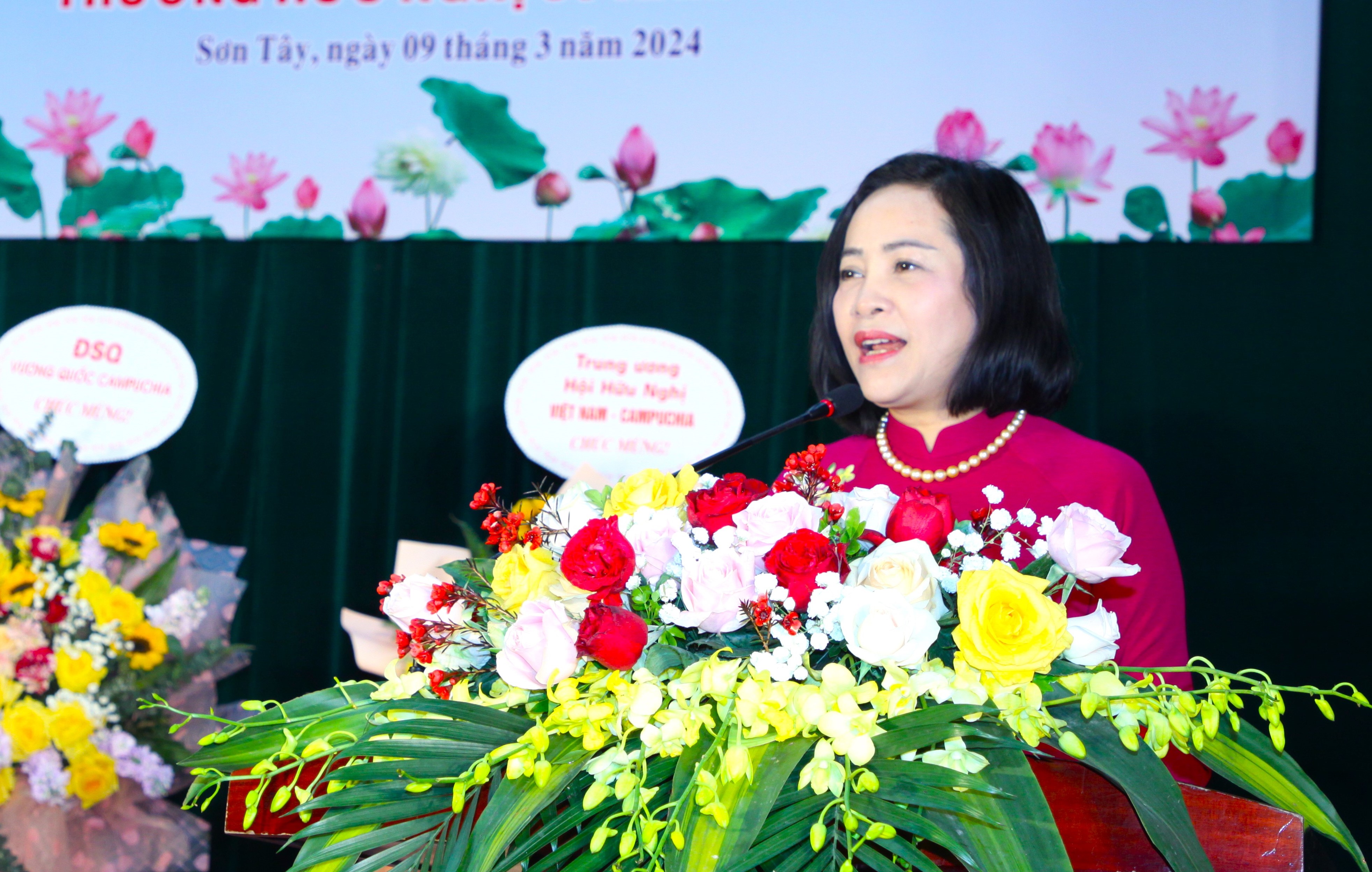 대표단 사무위원회 위원장인 응우옌 티 탄(Nguyen Thi Thanh)이 2023-2024학년 캄보디아 학생 후원자 인계식에 참석했습니다.