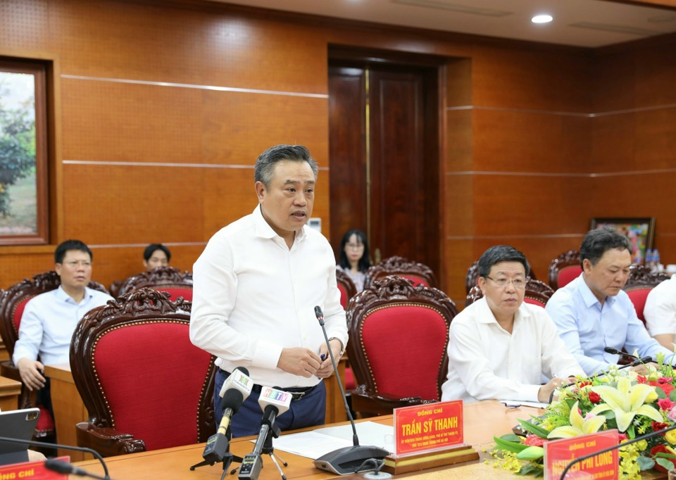 Chairman of Hanoi People's Committee Tran Sy Thanh speaks at the meeting.