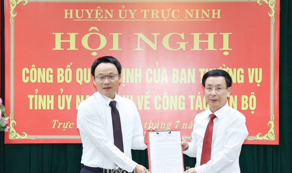 Ông Phạm Thành Trung (trái) nhận quyết định từ Chủ tịch UBND tỉnh Nam Định Phạm Đình Nghị. Ảnh: DH