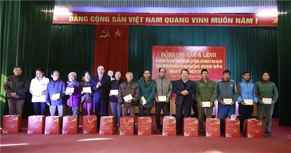 Minister, Chairman of the Ethnic Committee Hau A Lenh visited and wished a Happy New Year to ethnic minorities in Phu Tho province