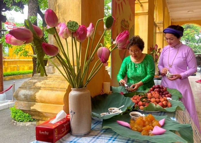 present Tet Doan Ngo old temple in Thang Long citadel picture 2