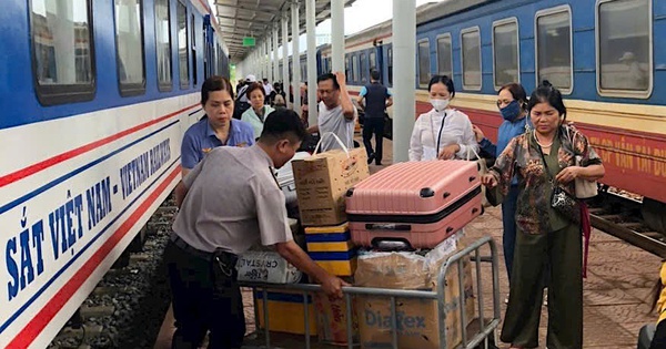 Le chemin de fer continue de faire circuler des trains, transportant des passagers à travers Quang Tri