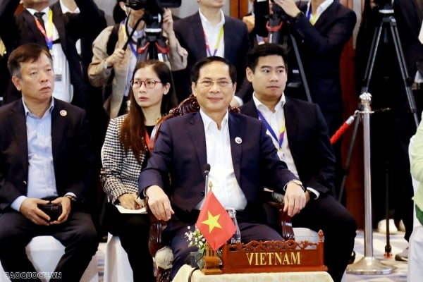 El viceprimer ministro y ministro de Asuntos Exteriores, Bui Thanh Son, asiste al retiro de ministros de Asuntos Exteriores de la ASEAN en Malasia