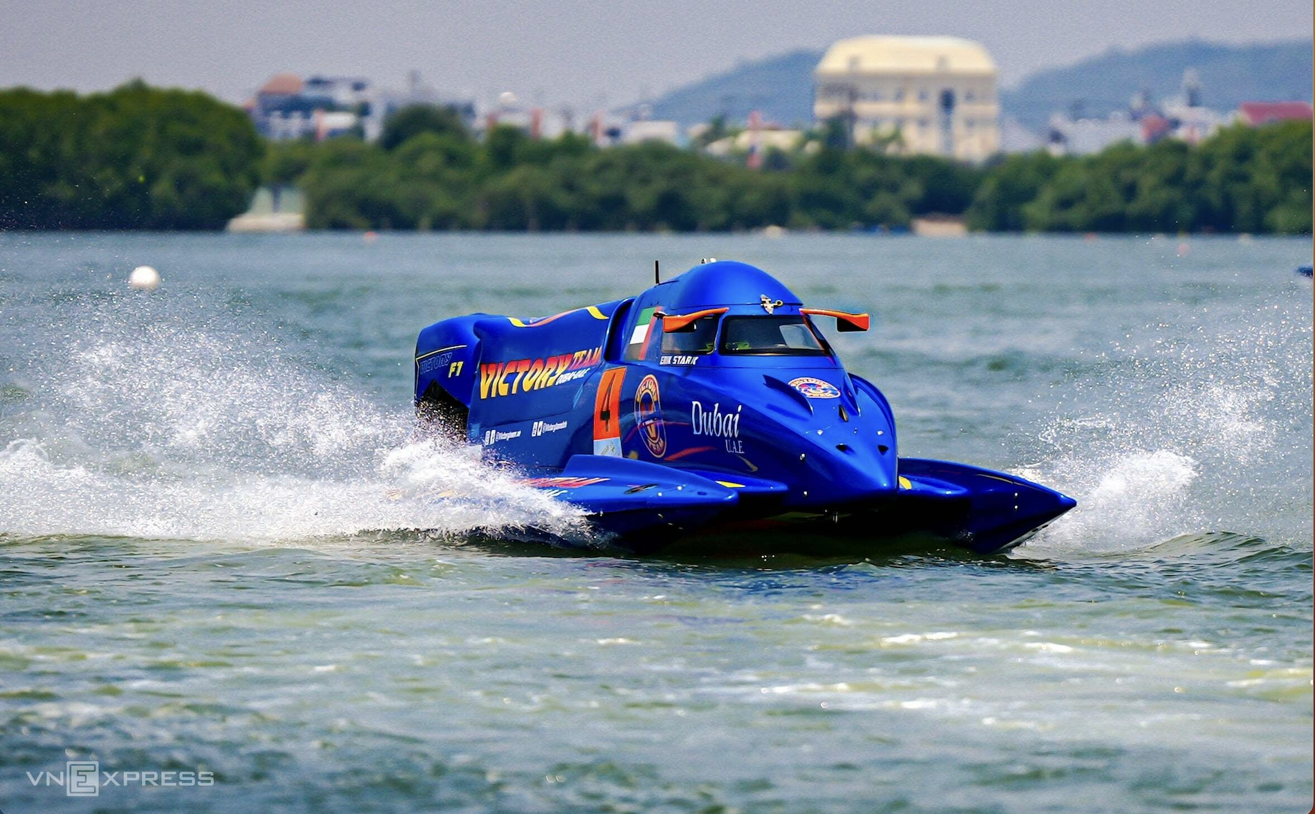 'Godly' cornering at the race in Binh Dinh excites the audience