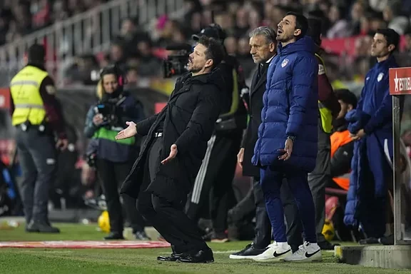 ‘Hiện tượng’ Girona khiến HLV Simeone nể phục sau chiến thắng kinh điển trước Atletico Madrid - Ảnh 3.