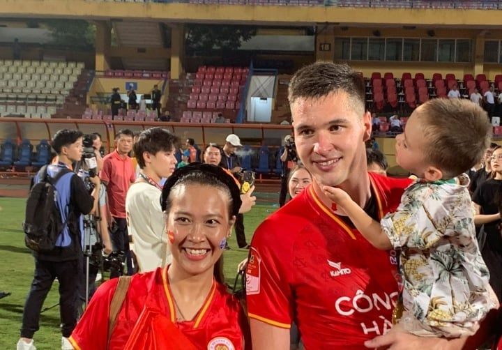 Filip Nguyen happily hugs his son after the awards ceremony.