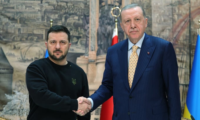 Le président Zelensky (à gauche) et son homologue Erdogan après des entretiens à Istanbul le 8 mars. Photo : AFP