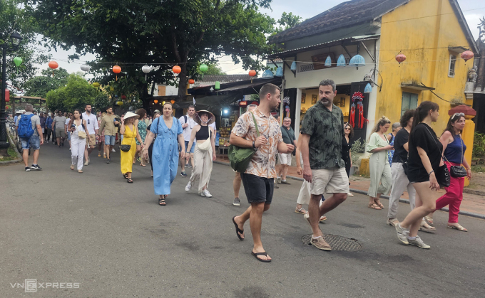 ភ្ញៀវទេសចរណ៍មួយក្រុមទៅទស្សនាទីក្រុងបុរាណ Hoi An នារសៀលថ្ងៃទី ១១ ឧសភា។ រូបថត៖ ដាកថាញ់