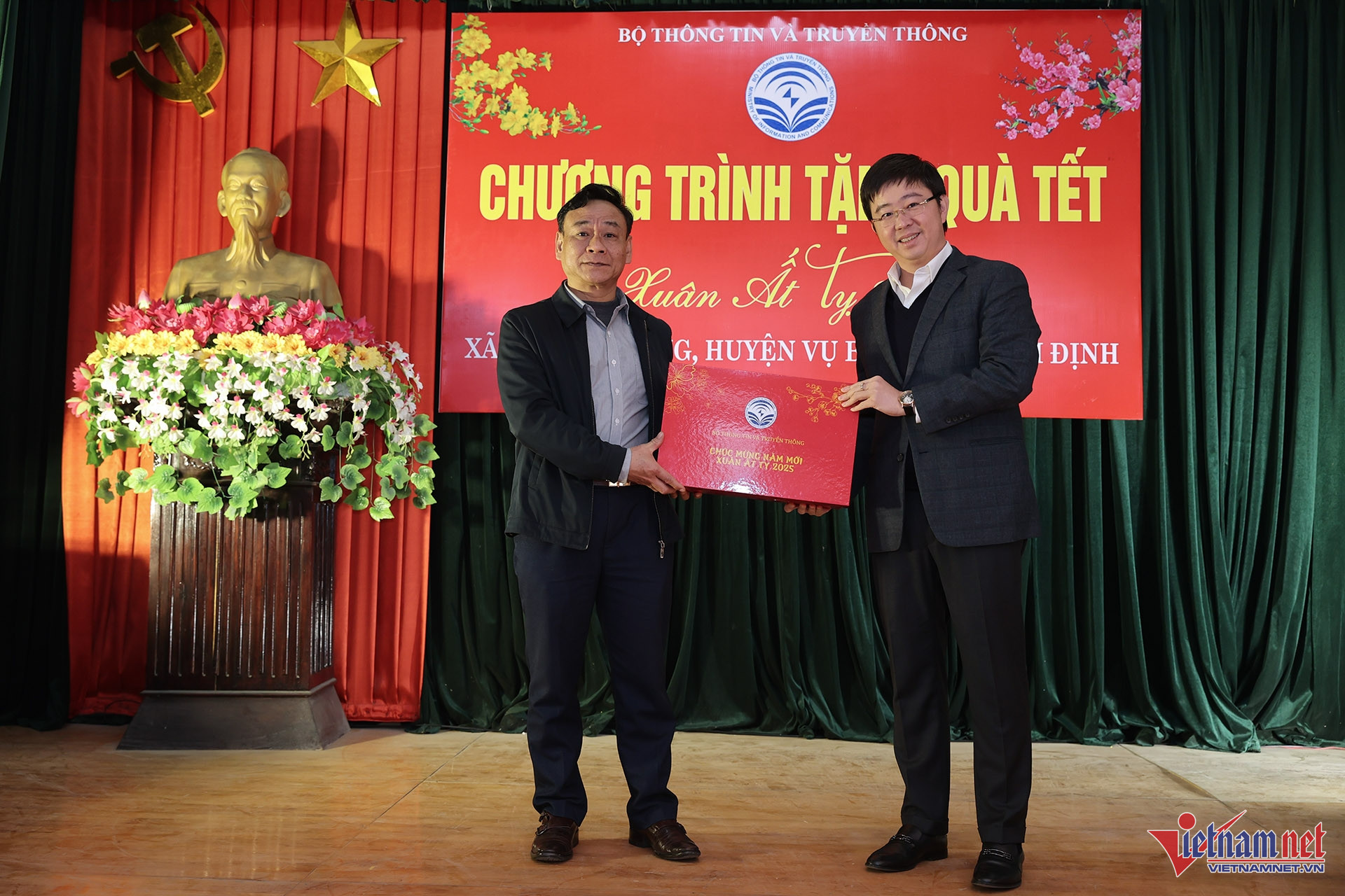 W-Ministerium für Information und Kommunikation verteilt Tet-Geschenke an die Armen in Nam Dinh 3.jpg