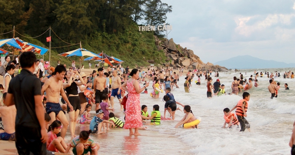 L'hôtel de plage de Thien Cam affiche complet, des dizaines de milliers de touristes partent en vacances avec enthousiasme