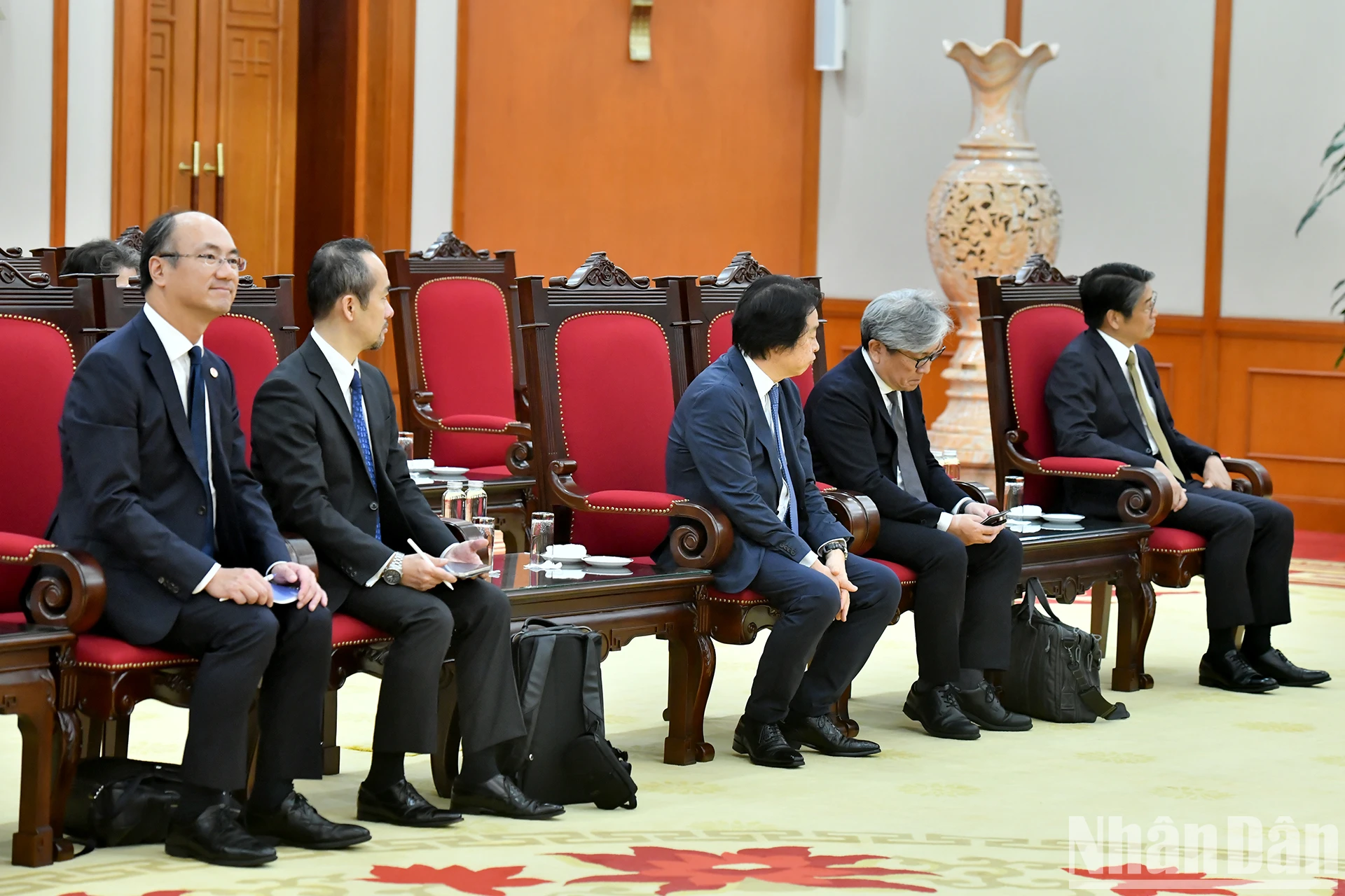 [Photo] General Secretary To Lam receives Chairman of the Board of Directors of the Japan Bank for International Cooperation photo 6