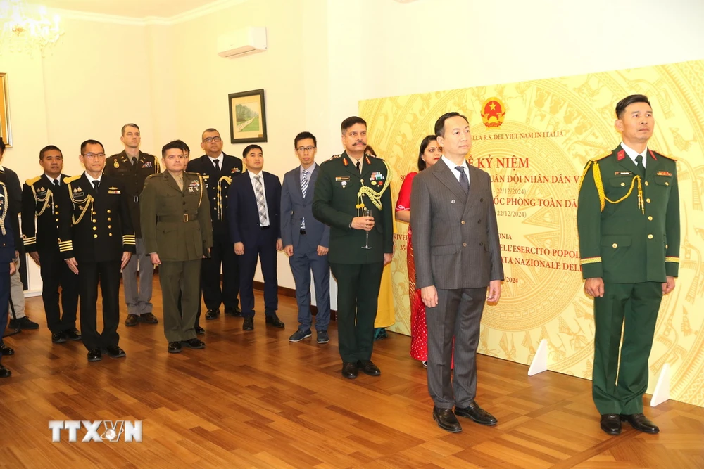 Les délégués exécutent la cérémonie de salut au drapeau. (Photo : Thanh Hai/VNA)