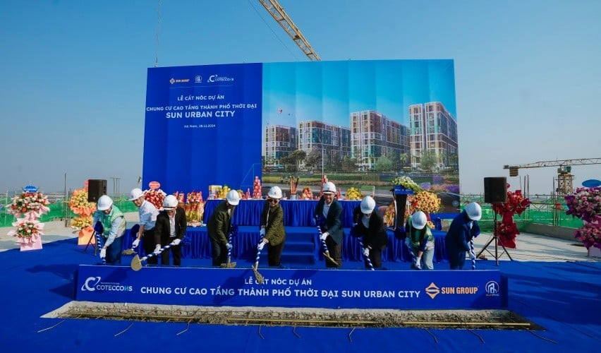 Officially topped out the first apartment building at Sun Group Ha Nam resort urban area