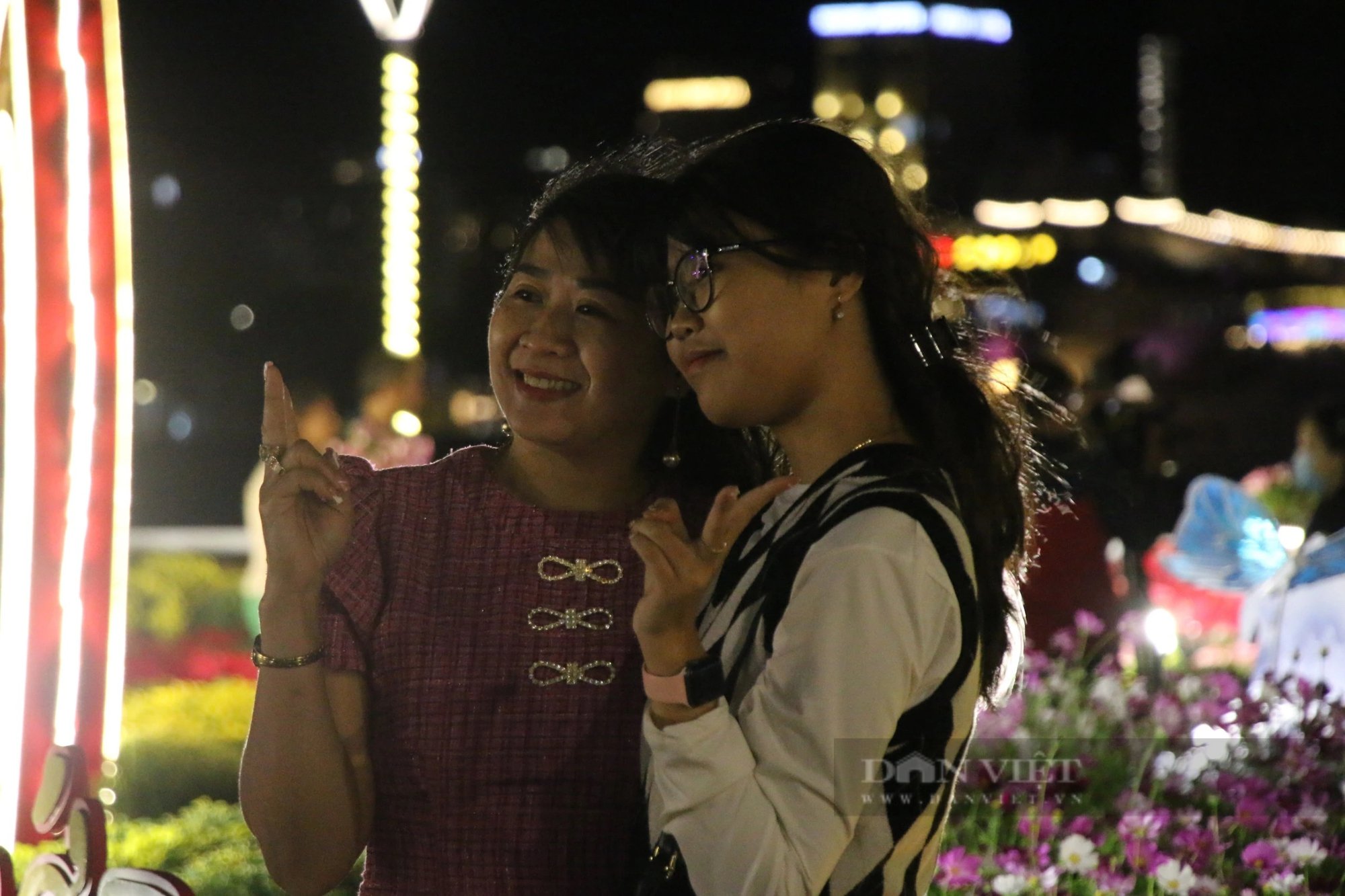 Người dân, du khách thích thú xem linh vật rồng phun lửa tại Đà Nẵng- Ảnh 6.