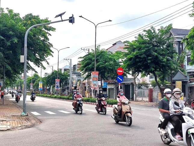 ビンズオン省の道路名板にあるQRコードは何のためにあるのですか？写真1