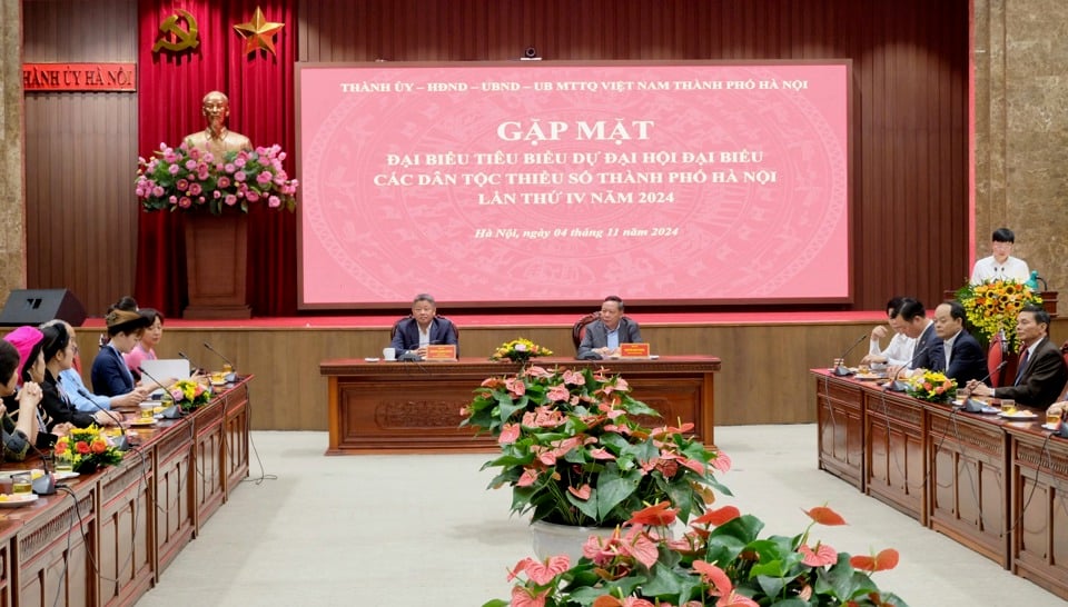 Scene of the meeting of Hanoi City leaders and 50 delegates.