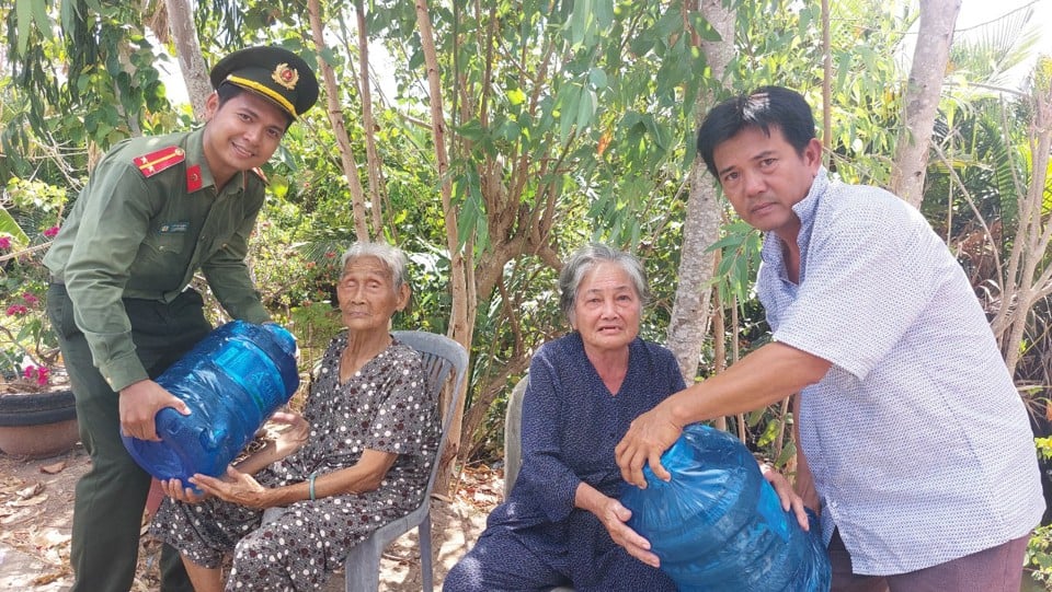 Soc Trang Provincial Police give drinking water to people in Tran De district.