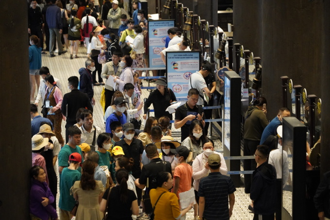 People lining up to buy tickets to visit Ha Long Bay on the morning of April 30. Photo: Le Tan