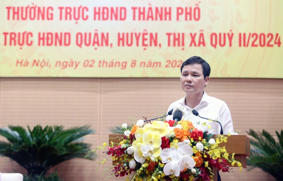 Der stellvertretende Vorsitzende des Volksrats von Hanoi, Pham Qui Tien, informierte über neue Punkte und wesentliche Inhalte des Kapitalgesetzes und der von der Nationalversammlung auf der 7. Sitzung der 15. Nationalversammlung verabschiedeten Gesetze und Resolutionen.