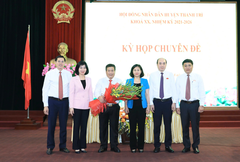 Leaders of Hanoi City and Thanh Tri District congratulated Thanh Tri District Party Secretary Nguyen Tien Cuong on completing his duties as Chairman of Thanh Tri District People's Committee.