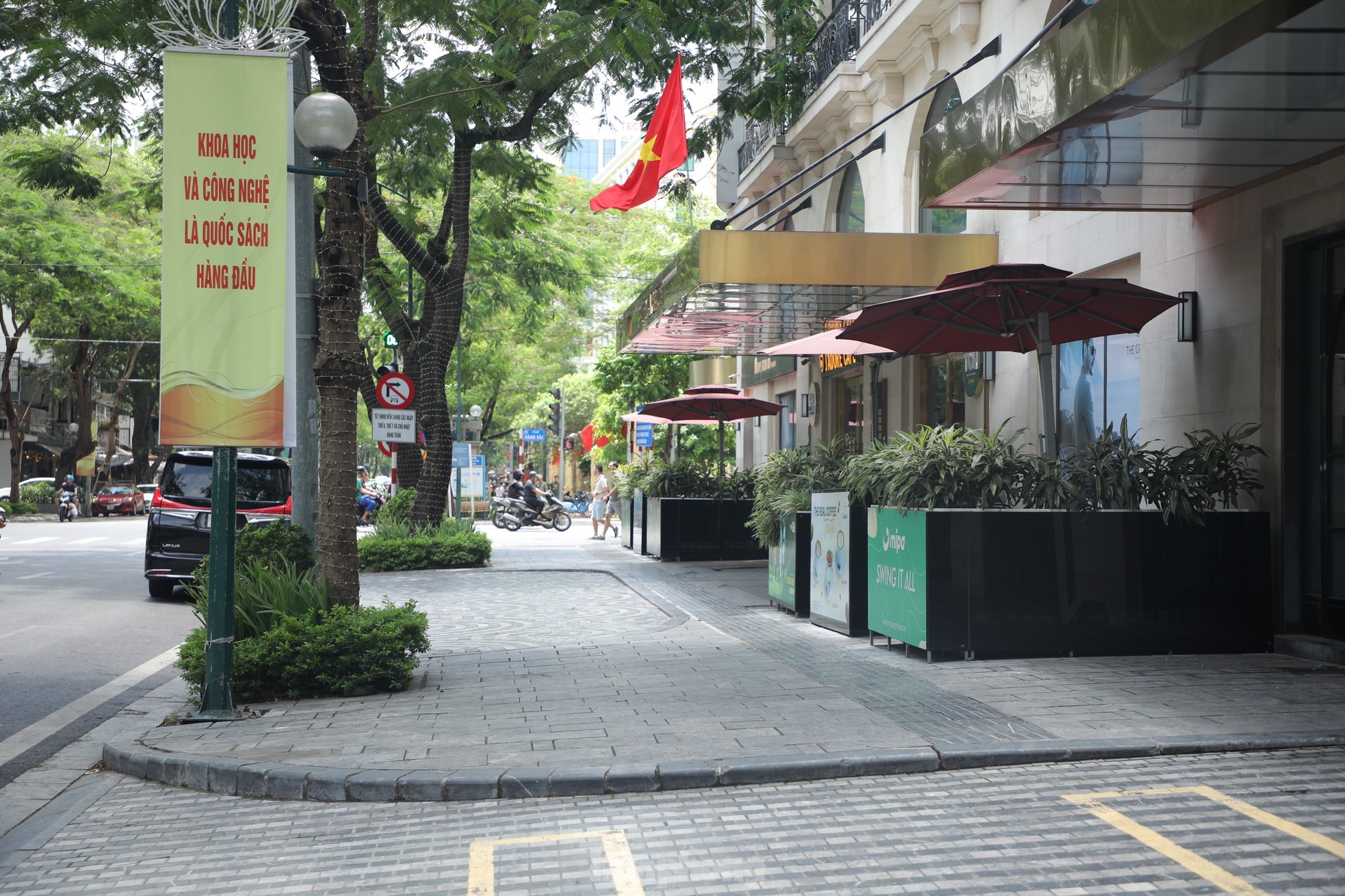 Imágenes contrastantes entre aceras alquiladas y no alquiladas en Hanoi (foto 1)