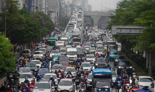 雨が降っており、ハノイの多くの道路はラッシュアワーで混雑している