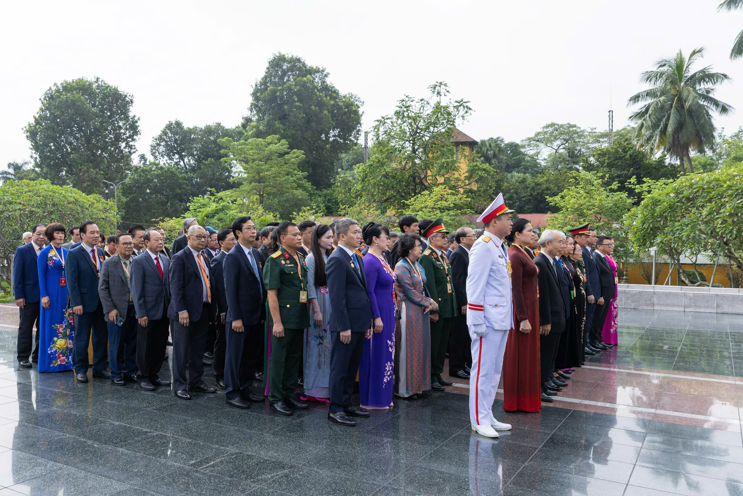 Đại biểu dự Đại hội Mặt trận Tổ quốc vào Lăng viếng Chủ tịch Hồ Chí Minh- Ảnh 7.