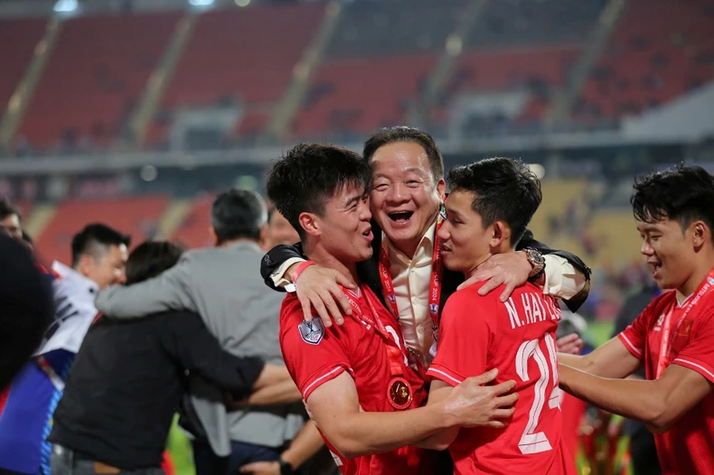 동남아 챔피언십 컵과 사업가의 축구 열정 사진 1