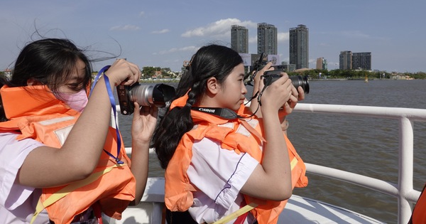 Hunderte von Schülern fotografieren gern auf einem Boot auf dem Saigon-Fluss