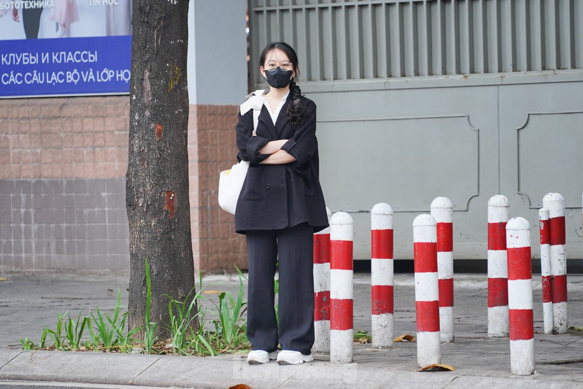 ハノイの人々は交通渋滞と寒風を乗り越えて仕事に行こうと奮闘している。写真12