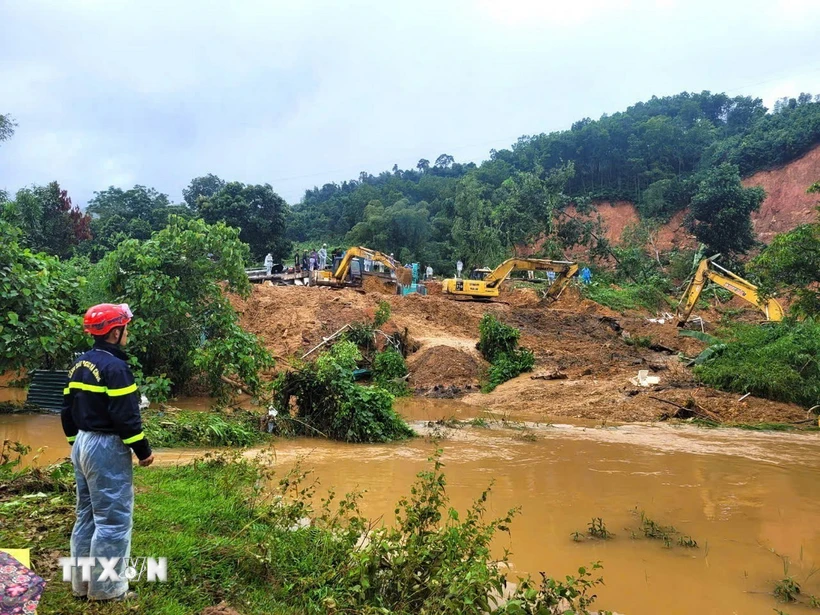 กองทัพบกส่งโดรนตรวจพื้นที่เสี่ยงดินถล่มในจังหวัดห่าซาง