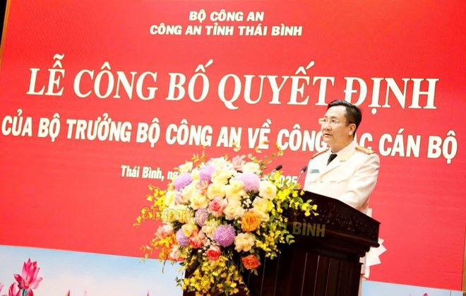 El teniente coronel Pham Thanh Tien, subdirector del Departamento de Policía Provincial de Thai Binh, pronunció un discurso aceptando el nombramiento. Foto: CACC