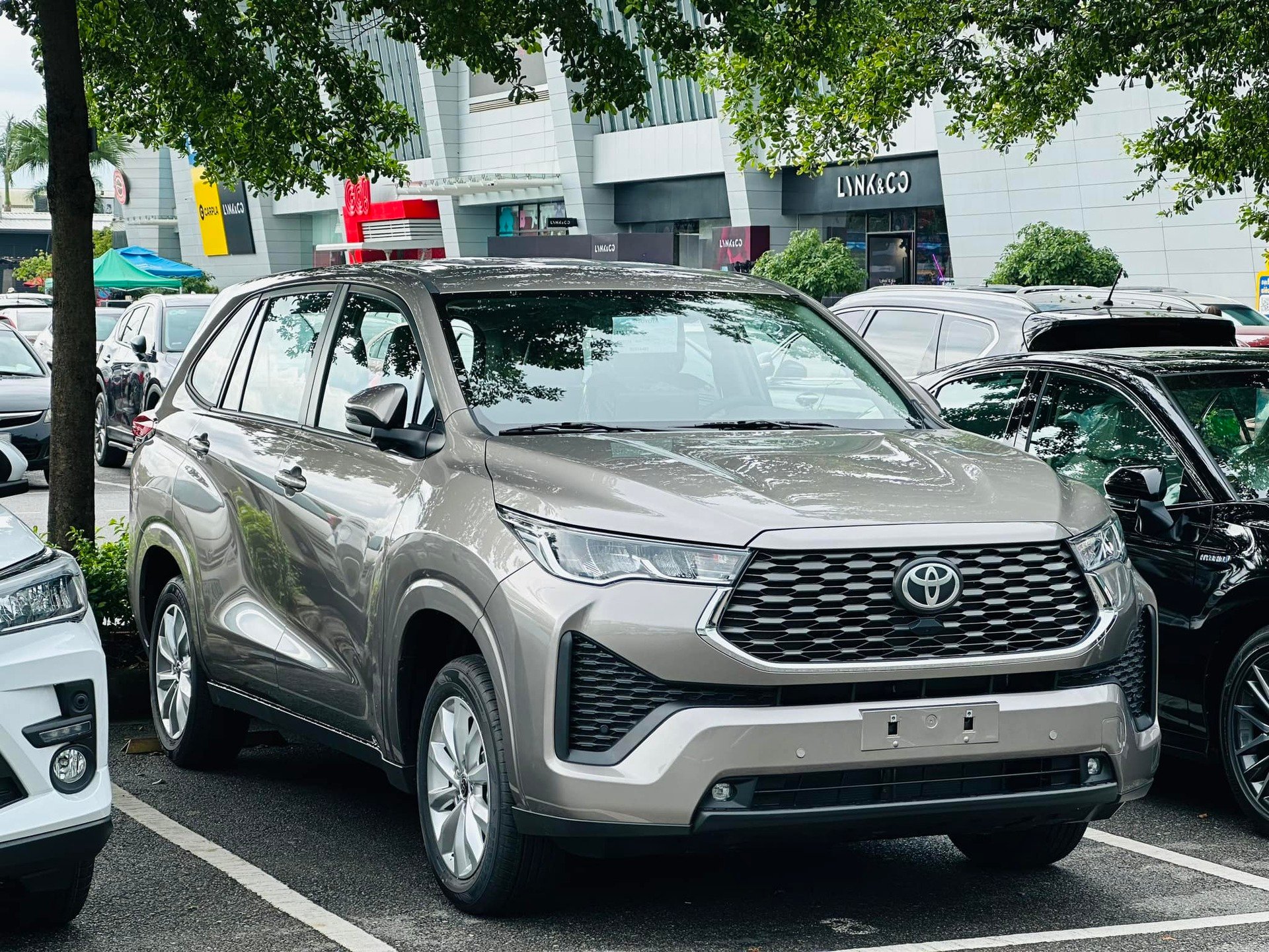 toyota innova cross hev dan dau doanh so xe hybrid tai viet nam hinh 1