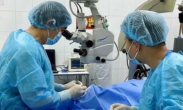 Doctor Sanh (left) performs eye surgery on a patient. Photo: Provided by the hospital